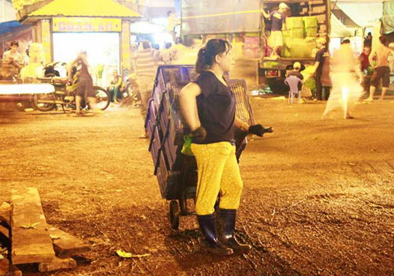 Những phụ nữ làm công việc của đàn ông ở Sài Gòn (8)