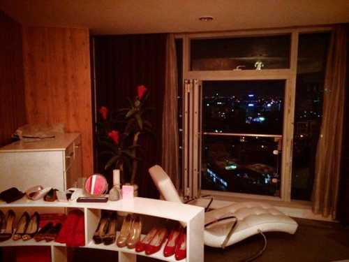 Soi nhà 'đỏ rực' của mẫu xinh Hồng Quế - 5