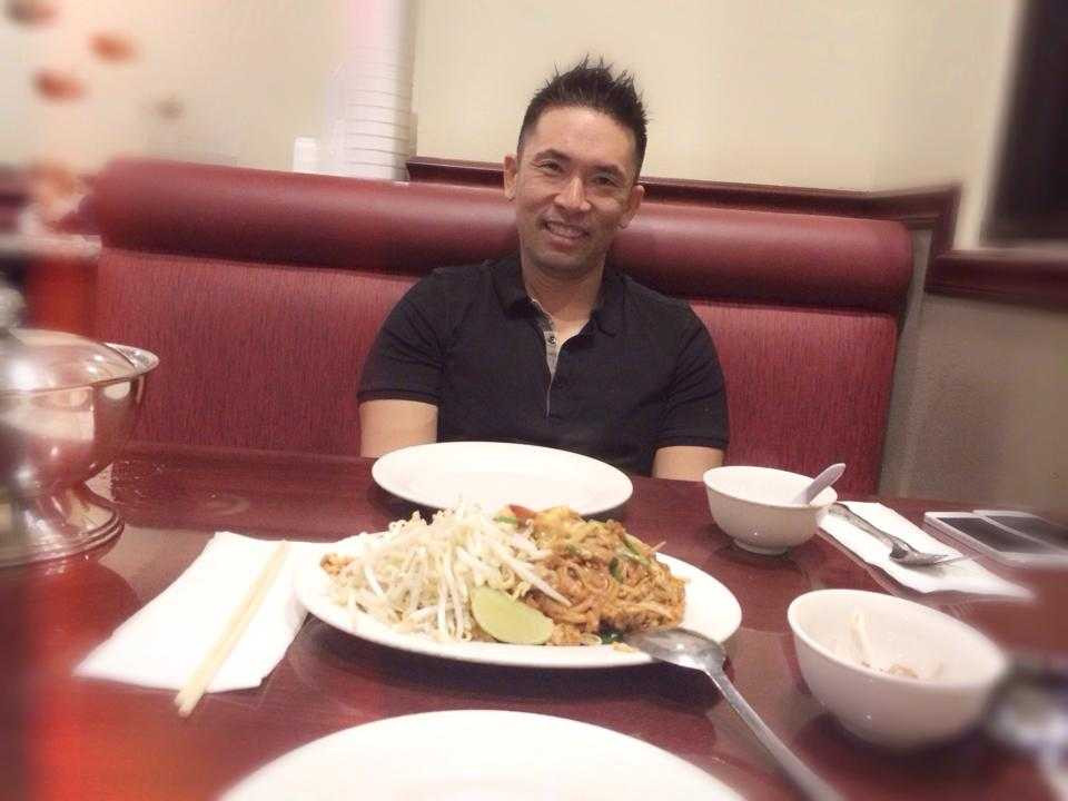 Ngọc Quyên đẹp hút mắt đi ăn với chồng ngày 8/3