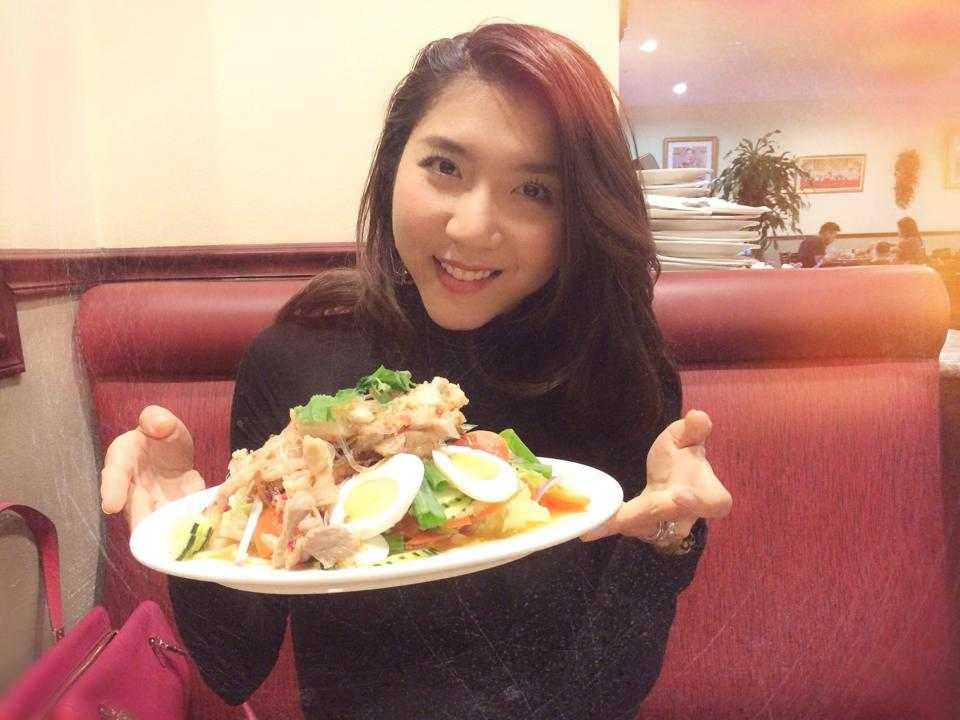 Ngọc Quyên đẹp hút mắt đi ăn với chồng ngày 8/3