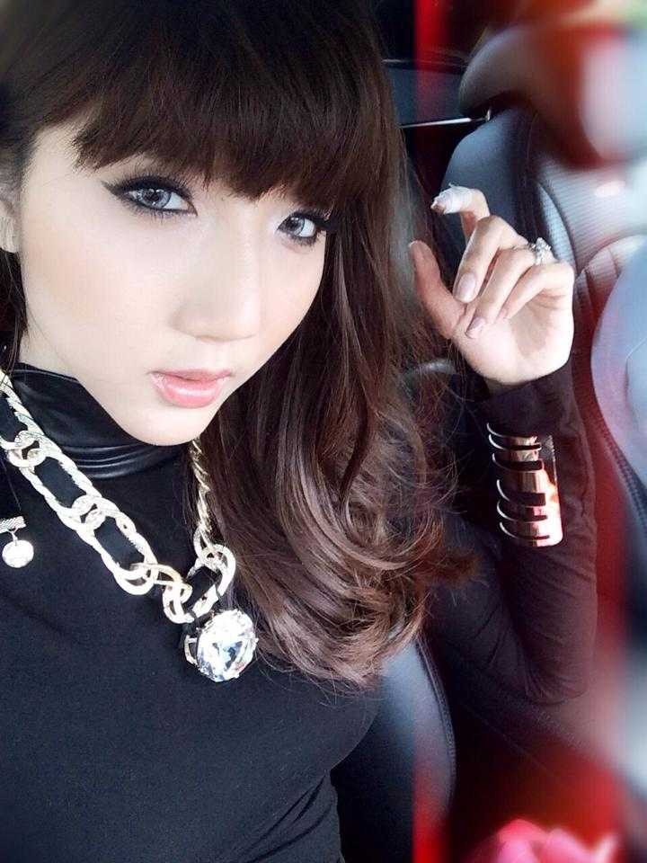 Ngọc Quyên đẹp hút mắt đi ăn với chồng ngày 8/3