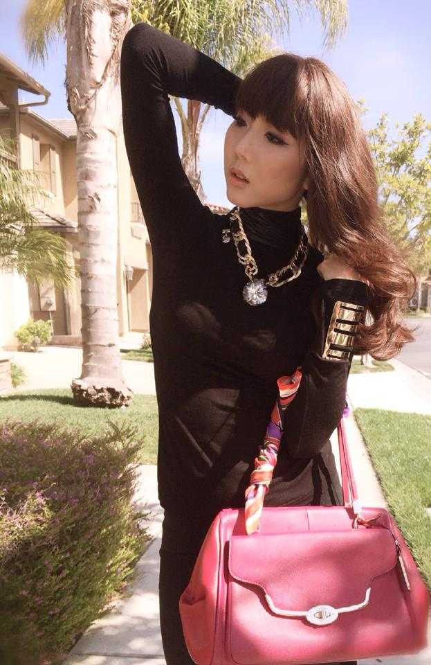 Ngọc Quyên đẹp hút mắt đi ăn với chồng ngày 8/3