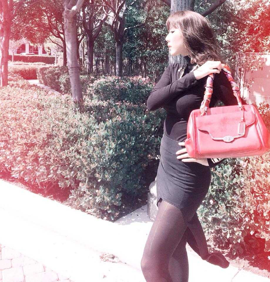 Ngọc Quyên đẹp hút mắt đi ăn với chồng ngày 8/3