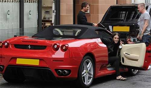 Cựu hoa hậu Anh bước ra từ siêu xe