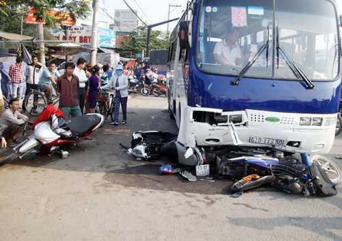 5 xe cuốn vào gầm, Quốc lộ 1A, TP. Hồ Chí Minh, 3 người bị thương