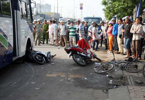 5 xe cuốn vào gầm, Quốc lộ 1A, TP. Hồ Chí Minh, 3 người bị thương