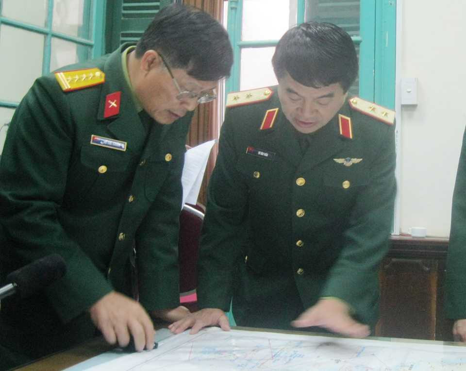 Trung tướng Võ Văn Tuấn - Phó Tổng tham mưu trưởng QĐND Việt Nam (phải)