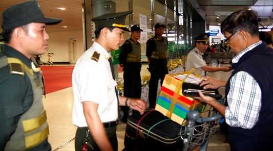 Lực lượng đặc nhiệm an ninh hàng không được tăng cường tại cổng vào quốc tế sân bay Tân Sơn Nhất - Ảnh: Lê Nam