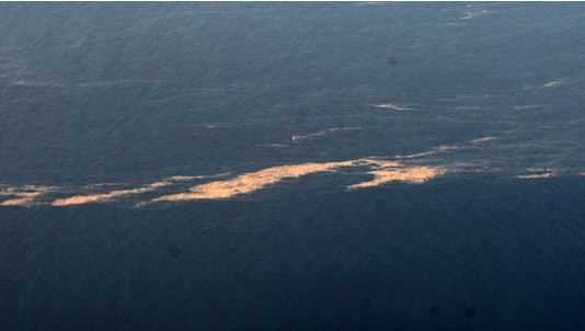 Những vệt dầu loang trong vùng biển được cho là nơi chiếc máy bay của Malaysia mất tích - Ảnh: Th.Thắng