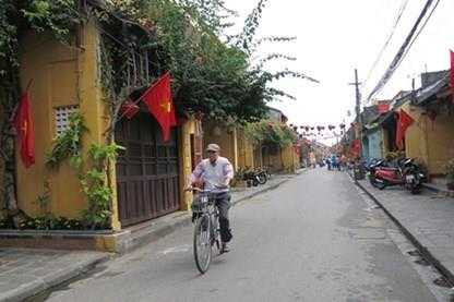 Các cán bộ Hội An đi làm bằng xe đạp