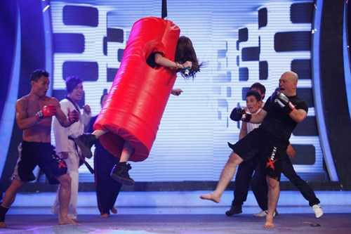 10 hot girl 'méo mặt' vì rắn, ếch - 1