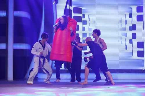 10 hot girl 'méo mặt' vì rắn, ếch - 2