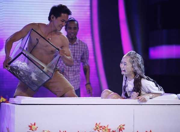 10 hot girl 'méo mặt' vì rắn, ếch - 4