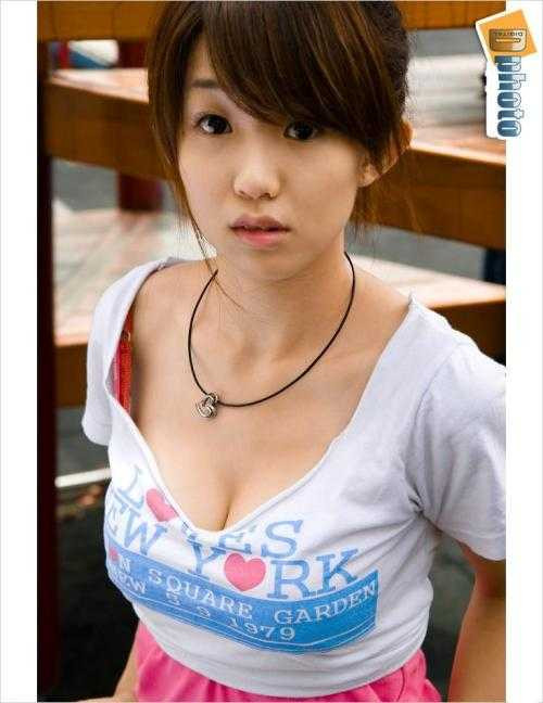 Loạt ảnh nóng bỏng của Elly xuất hiện trên báo Trung Quốc