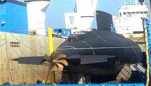 Tàu ngầm Kilo Hà Nội được vận chuyển trên tàu Rolldock Sea về Việt Nam