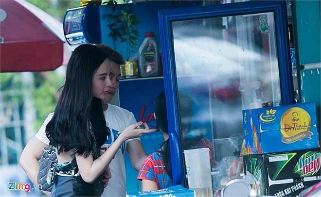 Sau khi bị cấm diễn hồi cuối năm 2013, Angela Phương Trinh tập trung phát triển quán bar riêng và dành thời gian học tiếng Anh, tham gia các hoạt động xã hội cùng một nhóm bạn... 