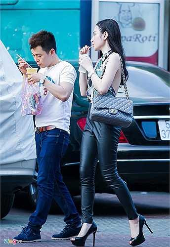 Được biểu diễn trở lại, 'bà mẹ nhí' cũng không quá vội vàng. Việc tham gia chương trình BNHV với tư cách khách mời là lần đầu tiên Phương Trinh tái xuất sau lệnh cấm diễn. 