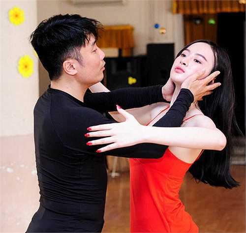 'Đây là lần đầu tiên tôi thử sức với dancesport, nó khó hơn rất nhiều so với suy nghĩ của tôi nhưng đó cũng là động lực để thử thách bản thân', cô chia sẻ. 