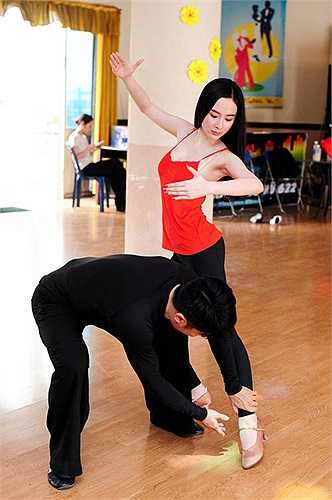 Trong buổi tập luyện, người đẹp 19 tuổi được giám khảo Hồng Việt nhiệt tình hướng dẫn các động tác tay, chân và biểu cảm khuôn mặt. 