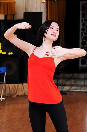 Trong phần trình diễn này, Angela Phương Trinh và kiện tướng Hồng Việt nhảy điệu Slow Foxtrot trên nền ca khúc nổi tiếng Love Story. 