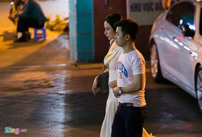 Chiều ngày 14/3, cô được một người bạn tháp tùng tới buổi tập. Cả hai dừng lại mua nước uống trước khi có mặt tại sân khấu duyệt chương trình. 