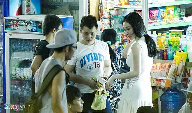 Đây là trợ lý và cũng là chuyên viên trang điểm của cô. Anh nán lại xem Phương Trinh tập và duyệt chương trình suốt nhiều giờ đồng hồ. Sau đó, hai người lại cùng nhau ra về. 