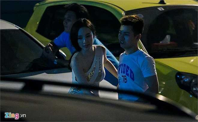 Họ cùng ghé vào một tiệm tạm hóa ở gần sân khấu để mua nước uống và vài món đồ ăn vặt. 