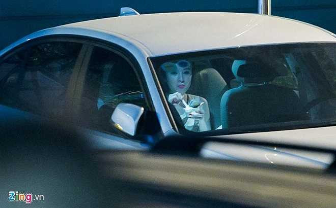 Sau khi yên vị trong xe ô tô, Phương Trinh bóc sữa chua ăn khá thoải mái và chờ người bạn lái xe đưa mình về nhà. 