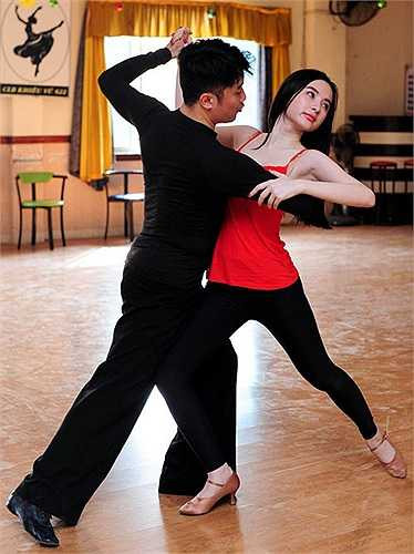 Trước đó, chiều 13/3, Angela Phương Trinh có buổi tập cùng kiện tướng dancesport Hồng Việt.