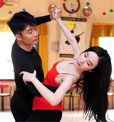 Angela Phương Trinh cho biết, cô khá hồi hộp và lo lắng cho tiết mục khách mời lần này. 