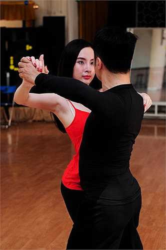 Mặc dù có khả năng vũ đạo tốt nhưng cô chia sẻ mình gặp nhiều bỡ ngỡ và khó khăn khi làm quen với bộ môn khiêu vũ.