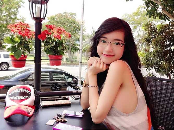 Elly Trần khoe vòng một 'khủng' được thả rông khi đi uống cafe.