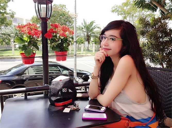 Người đẹp không ngừng chụp ảnh 'tự sướng'.