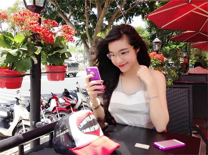 Nổi tiếng bằng vòng một đồ sộ, nên Elly Trần thường xuyên diện những trang phục khoe được vẻ bốc lửa.