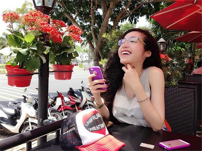 Không khó để nhận ra người đẹp 'thả rông' vòng một.