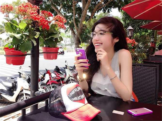 Nối tiếp đàn chị Hà Anh, Mai Khôi, Elly Trần cũng theo trào lưu này.