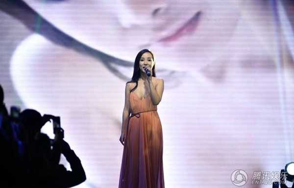 Lộ Lộ tỏa sáng trên sân khấu.