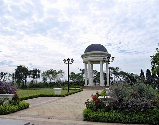 Còn ở Hà Nội, ngoài chậu cây và các loại hoa, Rose Valley có thêm chòi nghỉ, tạo cảnh quan độc đáo cho khu biệt thự.