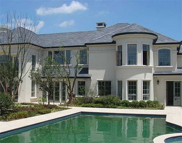 Căn biệt thự phong cách Pháp ở Rose Garden Thượng Hải không quá cầu kỳ nhưng vẫn sang trọng, trong đó bể bơi tạo điểm nhấn cho khu sân vườn...