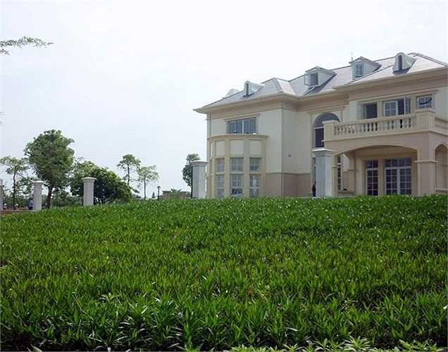 Khu vườn cỏ rộng tạo không gian thiên nhiên thoáng đãng.