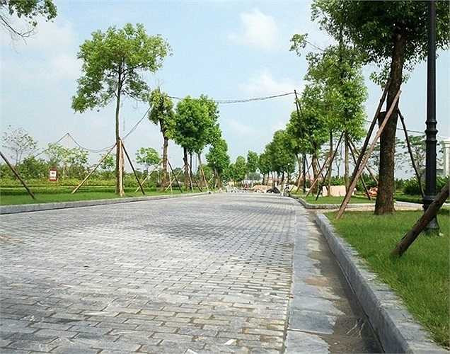 Cũng đã được mô phỏng lại tại Rose Valley Mê Linh. Tuy nhiên, con đường ở đây được lát đá xanh và rộng hơn nhiều. 