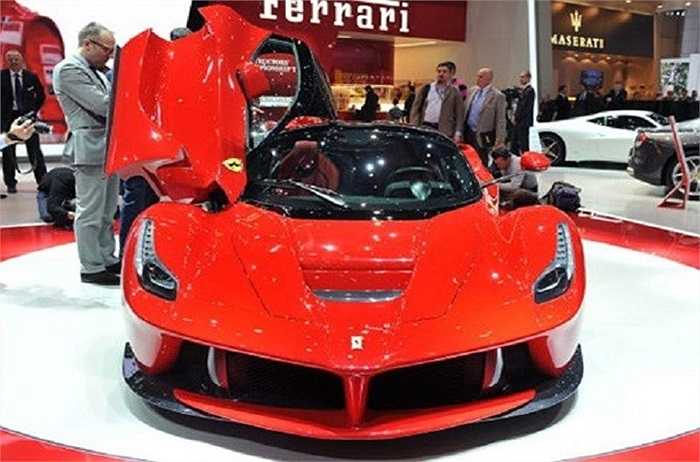 LaFerrari trang bị động cơ 6,3 lít V12 công suất 789 mã lực và mô-men xoắn 700 Nm của Ferrari F12. Kết hợp với một động cơ điện 161 mã lực và mô-men xoắn 270 Nm giúp siêu xe có tổng công suất 949 mã lực. Thời gian tăng tốc từ 0 lên 100 km/h chưa tới 3 giây và từ 0 lên 200 km/h sau chưa đầy 7 giây. Trên đường thử tại Fiorano, chiếc LaFerrari hoàn thành vòng đua nhanh hơn Enzo tới 5 giây.