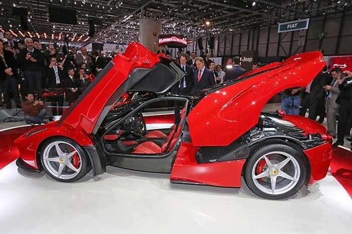 Một gói pin Li-ion nặng 60 kg nằm dưới sàn xe giúp LaFerrari có trọng tâm thấp hơn Enzo 35 mm. Gói pin hỗ trợ sức mạnh cho động cơ điện, cỗ máy được nối với hộp số ly hợp kép 7 cấp. Hệ thống hybrid này khiến mức khí thải CO2 chỉ là 330 g/km.