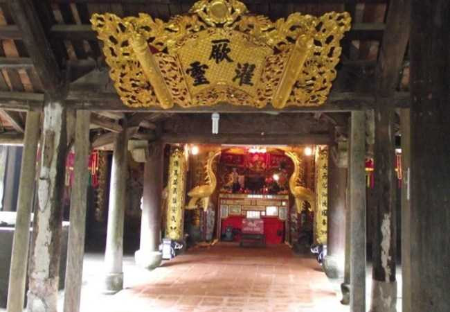 Hàng cột chống trước đại đình hỏng nhiều phải dùng cây bạch đàn chống tạm