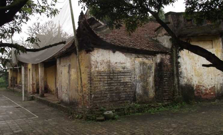 Cụ Đoán (người trông coi đình) chỉ những cây cột trong đình bị mục ruỗng phải chống tạm bằng hai cây gỗ nhỏ