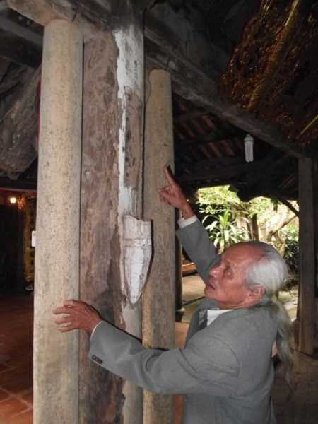Cụ Đoán (người trông coi đình) chỉ những cây cột trong đình bị mục ruỗng phải chống tạm bằng hai cây gỗ nhỏ