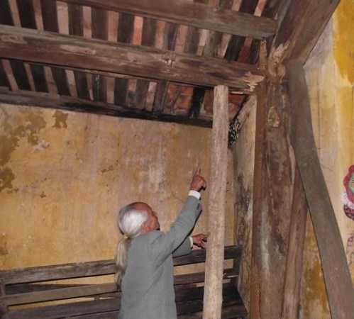 Cụ Đoán (người trông coi đình) chỉ những cây cột trong đình bị mục ruỗng phải chống tạm bằng hai cây gỗ nhỏ