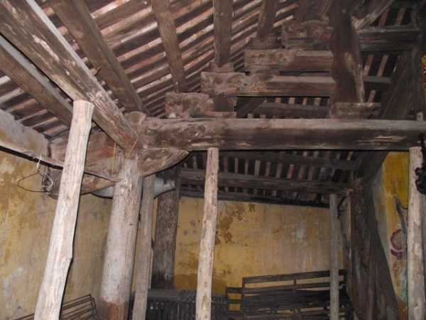 Hàng cột chống trước đại đình hỏng nhiều phải dùng cây bạch đàn chống tạm