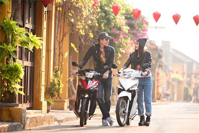 Ở thiết kế phía trước, Wave 110 RSX thực sự gây ấn tượng và nổi bật với các đường cắt sắc, gọn, tạo nên vẻ đẹp đậm chất thể thao và đầy kiêu hãnh. Đèn pha có khả năng chiếu sáng vượt trội với ốp phía trước hình chữ V kết hợp cùng đèn xi nhan góc cạnh. 