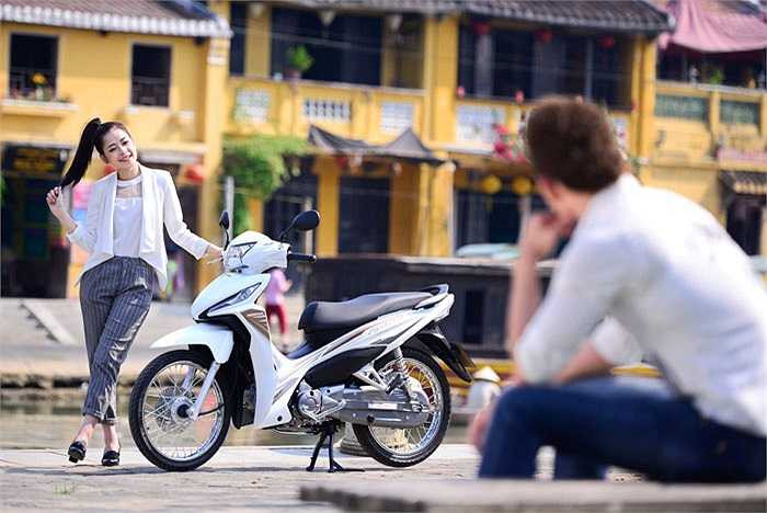 Bắt nhịp cùng kiểu dáng tổng thể, cụm đèn hậu vuốt cao kiêu hãnh làm tăng thêm dấu ấn cá tính đầy năng động, trẻ trung. Đặc biệt thiết kế liền khối càng nhấn mạnh hơn nữa vẻ mạnh mẽ thể thao của chiếc xe.